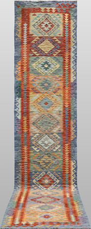 ORIENTMATTA. Kelim klassisk design, gallerimodell, 474 x 81 cm. på auktion hos Gomér & Andersson Jönköping