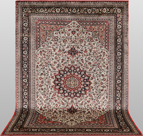 ORIENTMATTA. Äldre Silke Gohm, ca 800.000 knutar/kvm, silkesvarp, insydda fransar, 202 x 131 cm. på auktion hos Gomér & Andersson Jönköping