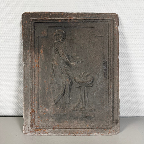 SÄTTUGNSPLATTA, gjutjärn, 1800-tal, motiv i relief. på auktion hos Skandia Auktion