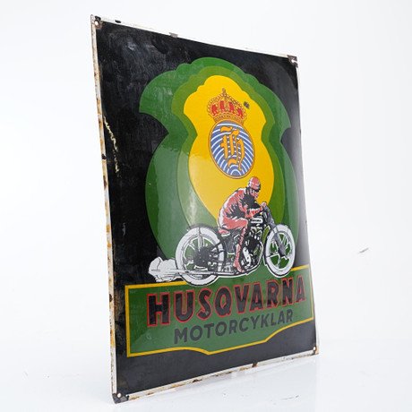 HUSQVARNA MOTORCYKLAR, emaljskylt, sentida tillverkning., såld på svensk auktion för 1 012 kr