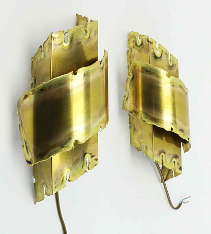 SVEND AAGE HOLM SØRENSEN. Vägglampor, ett par, flamskuren mässing, typ L-10, Thea Metal, Danmark, 1900-talets på auktion hos Hälsinglands Auktionsverk