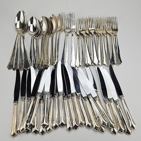 BESTICKUPPSÄTTNING, 73 delar, silver, "Chippendale", total vikt ca. 3392 gram. på auktion hos Auktionshuset Thörner & Ek