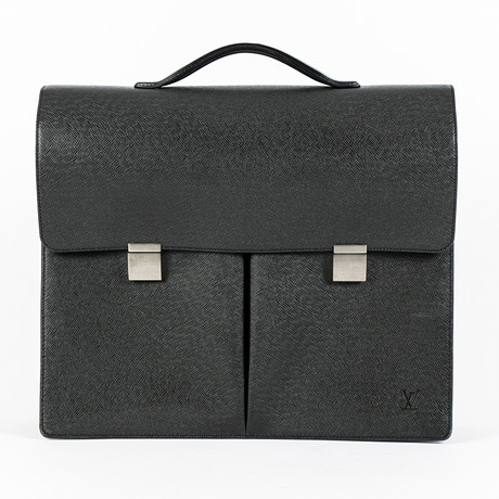 LOUIS VUITTON "Serviette Kazan" portfölj. på auktion hos Karlstad Hammarö Auktionsverk
