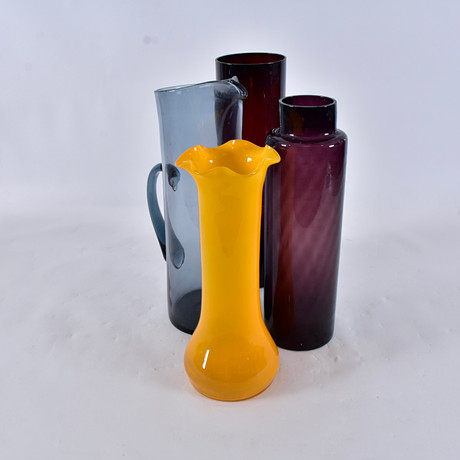 VASER SAMT KANNA, 4 delar, glas, 1900-tal. på auktion hos Halmstads Auktionskammare
