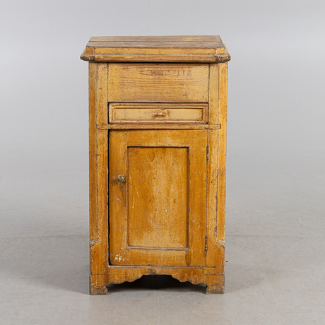 POTTSKÅP, allmoge, bemålad fur, 1800-tal. på auktion hos Stockholms Auktionsverk Helsingborg