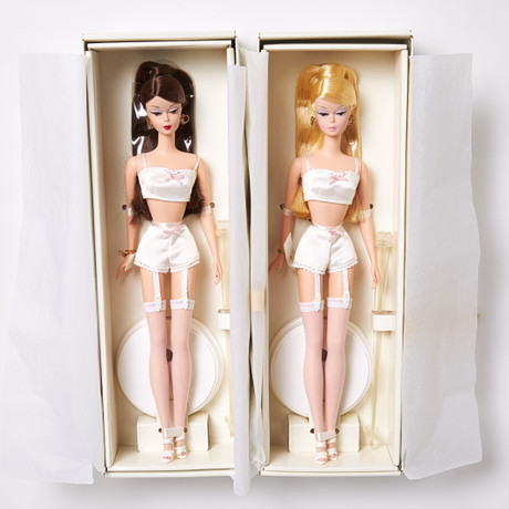 MATTEL, Barbie, 2 st, "Fashion Model Collection Lingerie" , 26930 samt 26931, med äkthetscertifikat, i origina på auktion hos Stockholms Auktionsverk Sickla