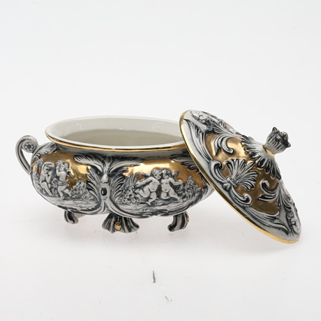SOPPTERRIN, G.B.R. Capodimonte, Italy, 1900-talets andra hälft. på auktion hos Örebro Stadsauktioner