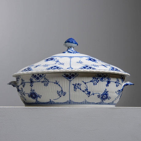 MUSSELMALET, terrin, nr 1129, helblond, Royal Copenhagen, Danmark. på auktion hos Formstad Auktioner