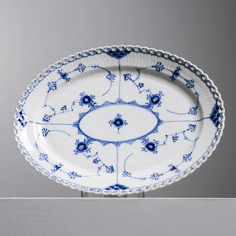 MUSSELMALET, uppläggningsfat, nr 1147, helblond, Royal Copenhagen, Danmark. på auktion hos Formstad Auktioner