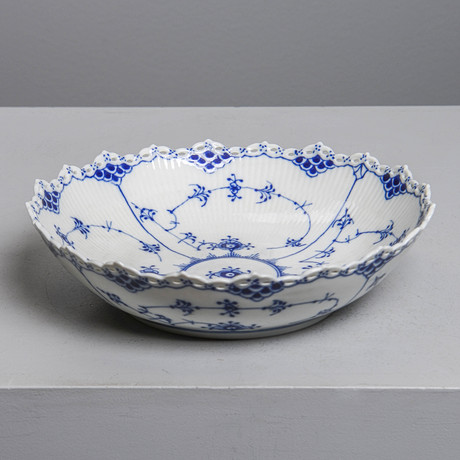 MUSSELMALET, salladsskål, nr 1019, helblond, Royal Copenhagen, Danmark. på auktion hos Formstad Auktioner