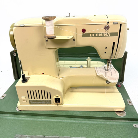 SYMASKIN BERNINA - Record, i original väska 1900 talets mellersta del. på auktion hos TOKA Auktionshus