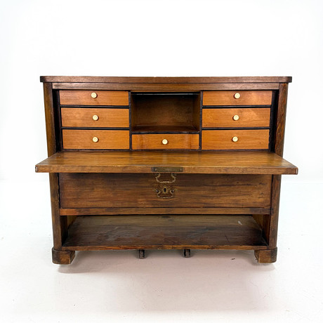 LITEN CHIFFONJE - 1 låda, beslag, tidigt 1900 tal. på auktion hos TOKA Auktionshus