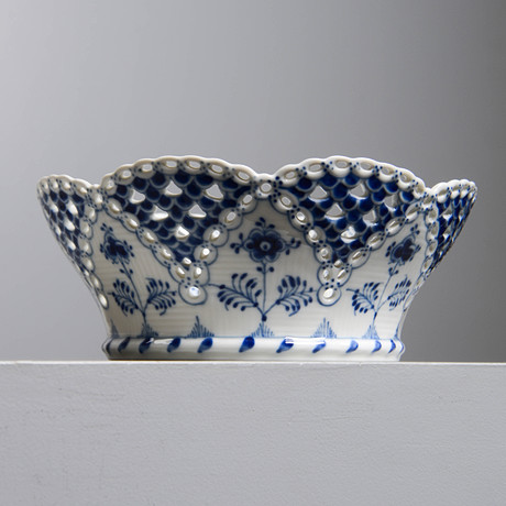 MUSSELMALET, fruktskål, nr 1061, helblond, Royal Copenhagen, Danmark. på auktion hos Formstad Auktioner