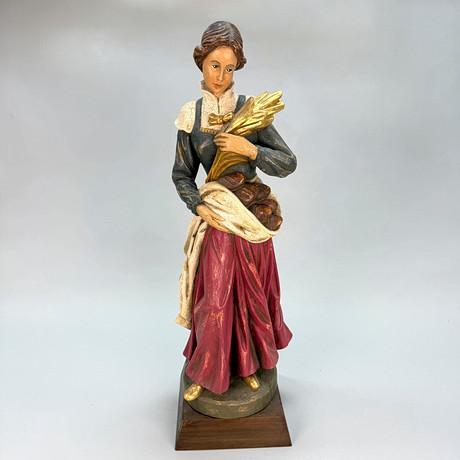 STATY - Bemälat trä, Sankta Notburga av Rattenberg, 1900 talets mitt. på auktion hos TOKA Auktionshus