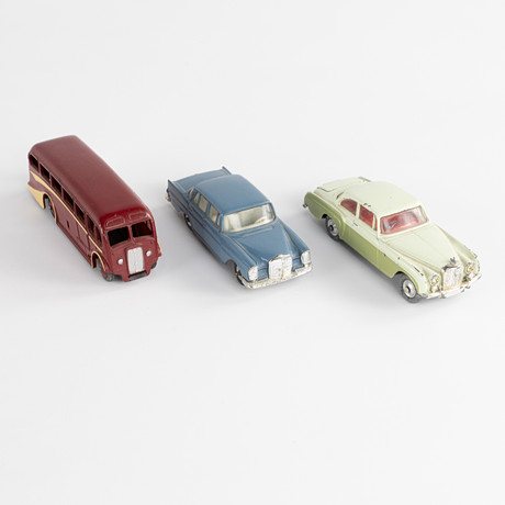LEKSAKSBILAR. 3 st, Corgi/Dinky, bl. a. Bentley Continental Sports Saloon. på auktion hos Karljohan Auktioner