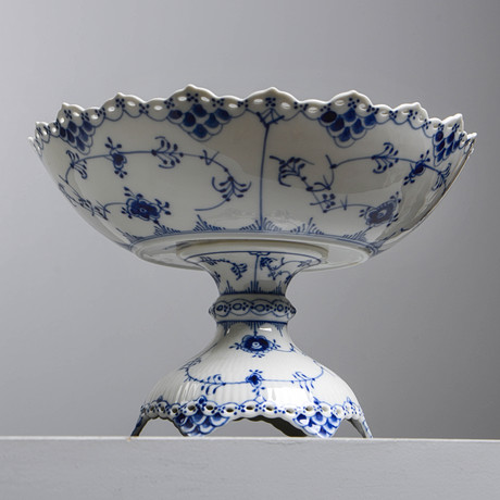 MUSSELMALET, uppsatsskål, nr 1022, helblond, Royal Copenhagen, Danmark. på auktion hos Formstad Auktioner