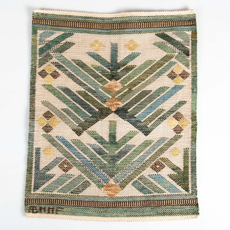 MÄRTA MÅÅS-FJETTERSTRÖM. Vävnad, "Tallgrönt", 43 x 36 cm, inplock på linnebotten, signerad AB MMF. på auktion hos Laholms Auktionskammare