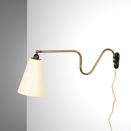 Dansk design, vägglampa med svängarm av mässing, 1900-talets mitt.