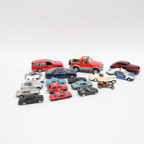 LEKSAKSBILAR cirka 18st, plåt samt plast. Majorette, matchbox med flera. på auktion hos Falun Auktionsbyrå