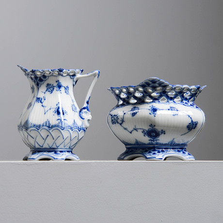 MUSSELMALET, gäddkanna & sockerskål, nr 1032 & 1113, helblond, Royal Copenhagen, Danmark. på auktion hos Formstad Auktioner