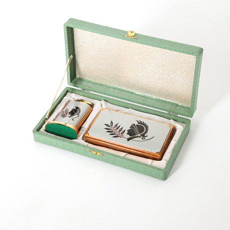 CIGARETTSET I ORIGINALASK, Tändare och låda, 1950-tal. på auktion hos Auktionsverket Engelholm