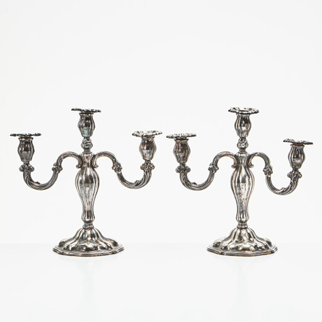 KANDELABRAR, ett par, silver, för tre ljus vardera, rokokostil, märkta 835 S, fylld fot. på auktion hos Stockholms Auktionsverk Magasin 5