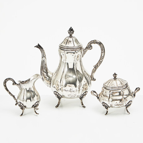KAFFESERVIS, 3 delar, silver, rokokostil, märkta med svenska importstämplar. på auktion hos Stockholms Auktionsverk Magasin 5