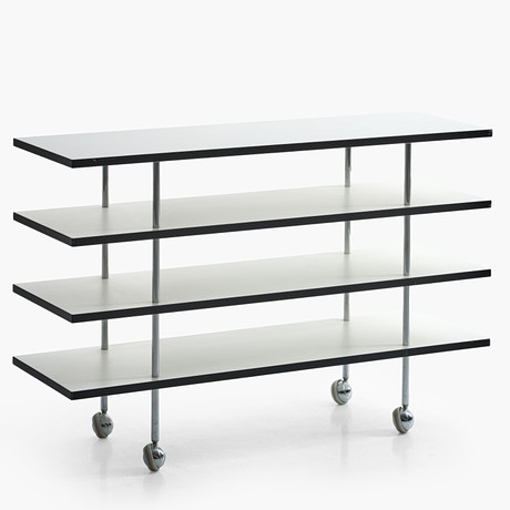 BRUNO MATHSSON (SVERIGE, 1907–1988). sidobord "MI 1150", Bruno Mathsson International. Etikettmärkt. på auktion hos Crafoord Auktioner Stockholm