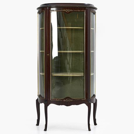 VITRINSKÅP, mahognyfanér, välvda glas, Inredning med textilklädsel, Louis XV-stil, 1900-talets mitt. på auktion hos Crafoord Auktioner Stockholm