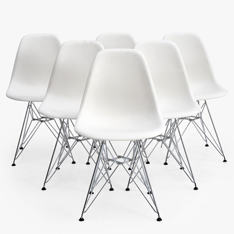 CHARLES & RAY EAMES. Stolar, 6 st, "Eames Plastic Chair", Vitra, märkta undertill. på auktion hos Crafoord Auktioner Stockholm