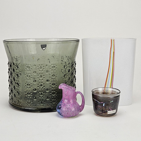 GLAS, 4 delar, Orrefors och Kosta Boda, bland annat Bertil Vallien. på auktion hos Auktionshuset Thörner & Ek