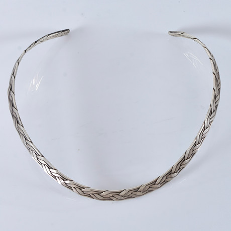 HALSSMYCKE, flätat mönster, sterlingsilver. på auktion hos Halmstads Auktionskammare