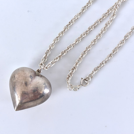 HÄNGE, i form av spelande hjärta med kedja i sterlingsilver. på auktion hos Halmstads Auktionskammare