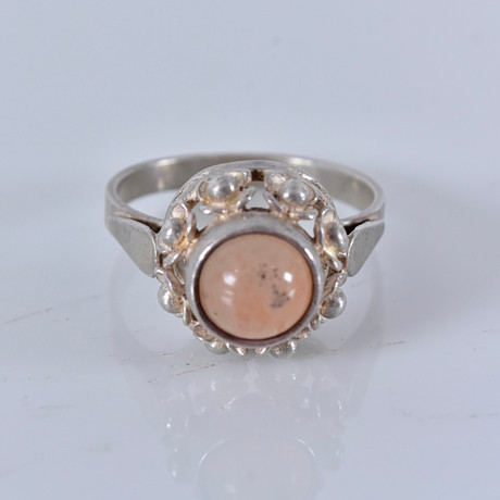 RING, med rosa kalcedon, Frankrike, sterlingsilver. på auktion hos Halmstads Auktionskammare