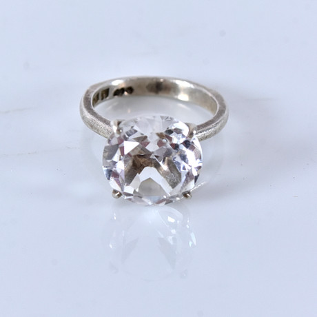 RING, solitaire med vit sten Bengt Hallberg, silver.