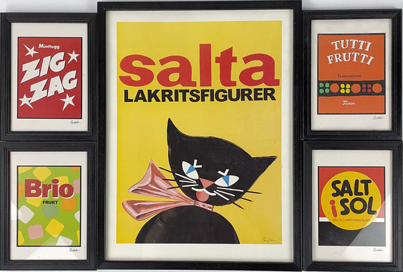 TAVLOR, 5 st, inramade retroreklamtryck av klassisk godisask. på auktion hos Roslagens Auktionsverk