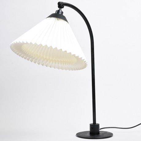 FLEMMING AGGER. Bordslampa av svart metall Le Klint, Modell 366, Danmark, 1900-talets andra hälft.