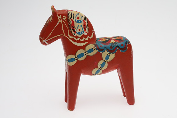 Dalahäst, 1961, signerad. på auktion hos Örebro Stadsauktioner