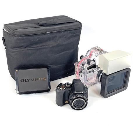 DIGITALKAMERA, OLYMPUS SP-560UZ inkl undervattenshus PT-037. på auktion hos Roslagens Auktionsverk