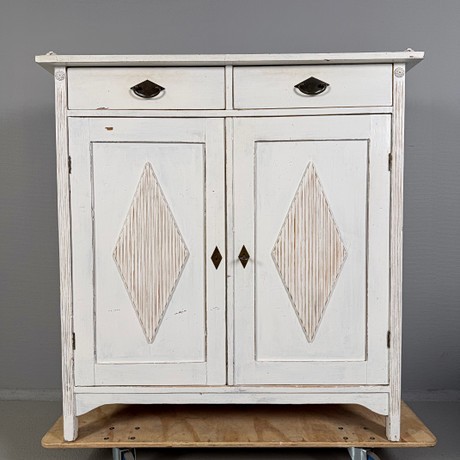 SKÄNK, 1900-talets början, gustaviansk stil/blandstil, vitbemålad, dörrblad med räfflad dekor, originallås med på auktion hos Skandia Auktion