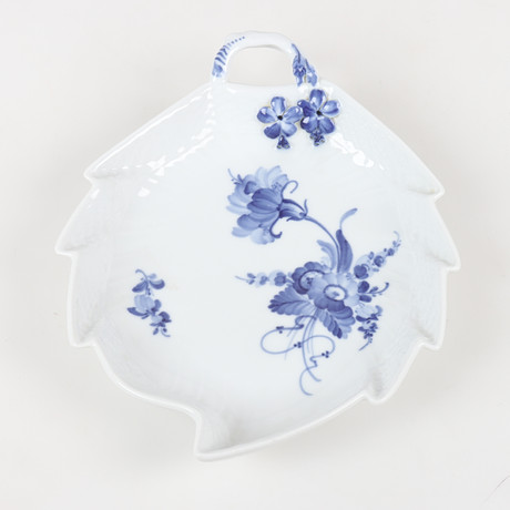 FAT, med hänkel, "Blå Blomst", porslin, Royal Copenhagen, Danmark. på auktion hos Stadsauktion Sundsvall