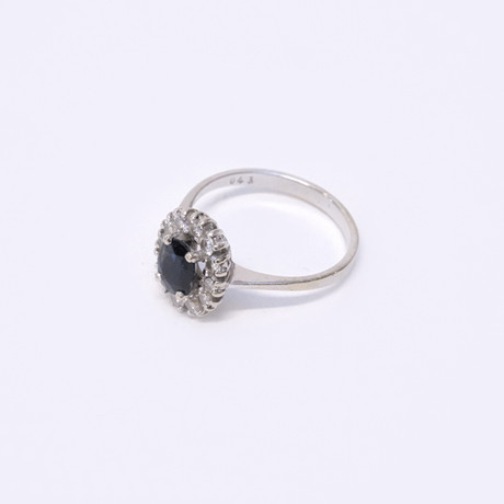 CARMOSÉRING MED SAFIR OCH DIAMANTER, 18K VITT GULD. på auktion hos Björnssons Auktionskammare