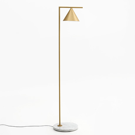 MICHAL ANASTASSIADES. Golvlampa, "Captain Flint", FLOS, justerbart huvud, borstad mässing, fot i marmor, etike på auktion hos Crafoord Auktioner Stockholm