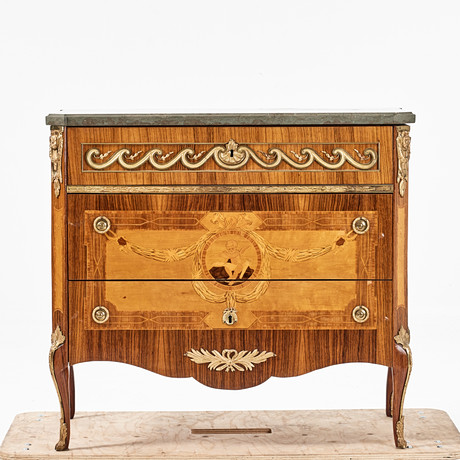 BYRÅ med marmorskiva, Haupt-stil, 1900-tal, fanerad i olika trädslag, beslag i mässing. på auktion hos Stockholms Auktionsverk Magasin 5