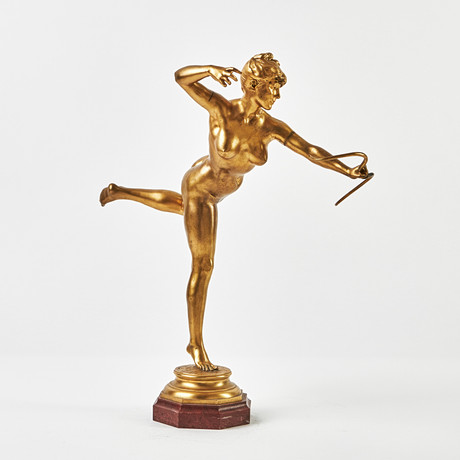 ALEXANDRE FALGUIÈRE (1831-1900). Skulptur, föreställande Jaktgudinnan Diana, förgylld brons, signerad A Falgui på auktion hos Stockholms Auktionsverk Magasin 5