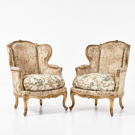 BERGÈRER, ett par, Louis XV-stil, skuren dekor, förgyllda. på auktion hos Stockholms Auktionsverk Magasin 5