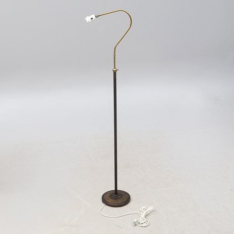 GOLVLAMPA, höj- och sänkbar, svängbar mässingsarm, svartlackerad metallfot, stämplad "G 1278". på auktion hos Kalmar Auktionsverk