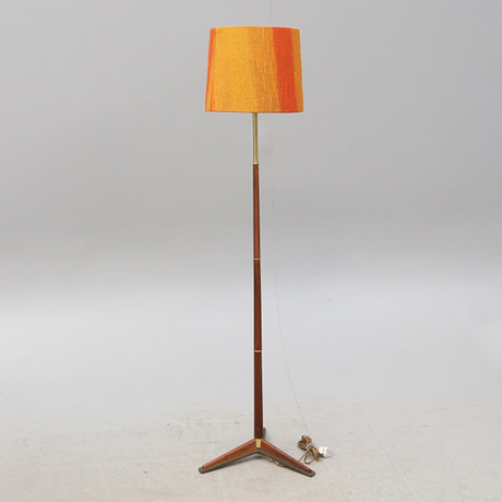 GOLVLAMPA, MAE 86, stomme teak/mässingsdetaljer, Möller Armatur, Eskilstuna, 1900-talets mitt. på auktion hos Kalmar Auktionsverk