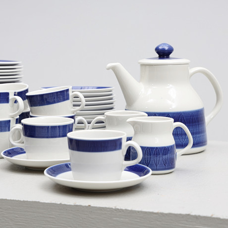 HERTHA BENGTSSON. Kaffeservis, 48 delar, "Koka Blå", Rörstrand. på auktion hos Gomér & Andersson Jönköping