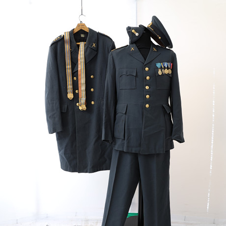MILITÄRUNIFORM, med tillbehör, mössor, medaljer med mera, Storlek C56. på auktion hos Falun Auktionsbyrå